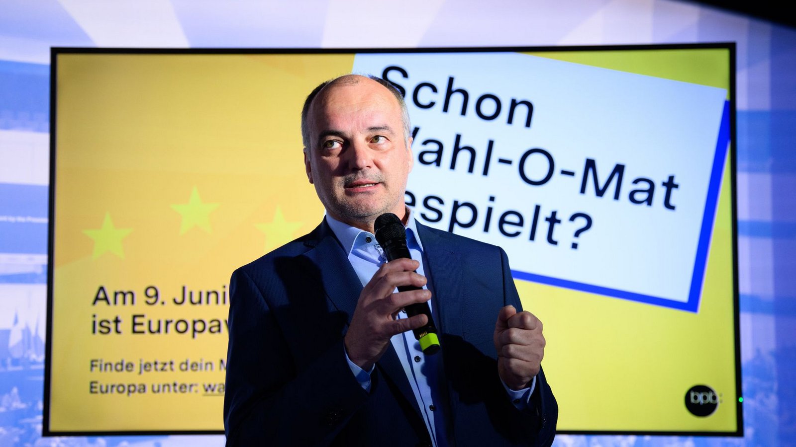 Georg Pfeifer, Leiter des Verbindungsbüros des Europäischen Parlaments in Deutschland, hat den Start des Wahl-O-Mat bei einer Pressekonferenz angekündigt.Foto: dpa/Bernd von Jutrczenka Georg Pfeifer, Leiter des Verbindungsbüros des Europäischen Parlaments in Deutschland, hat den Start des Wahl-O-Mat bei einer Pressekonferenz angekündigt.Foto: dpa/Bernd von Jutrczenka