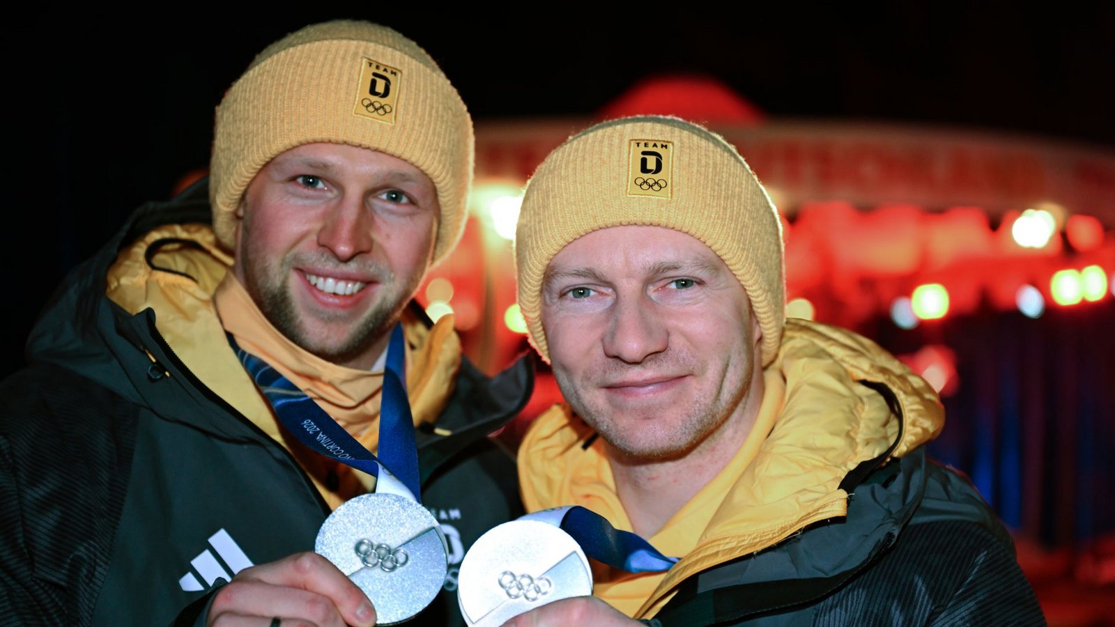 Nach viermal Gold nun erstmals Olympia-Silber: Bobpilot Francesco Friedrich (re.) mit Anschieber Alexander Schüller.Foto: Robert Michael/dpa Nach viermal Gold nun erstmals Olympia-Silber: Bobpilot Francesco Friedrich (re.) mit Anschieber Alexander Schüller.Foto: Robert Michael/dpa