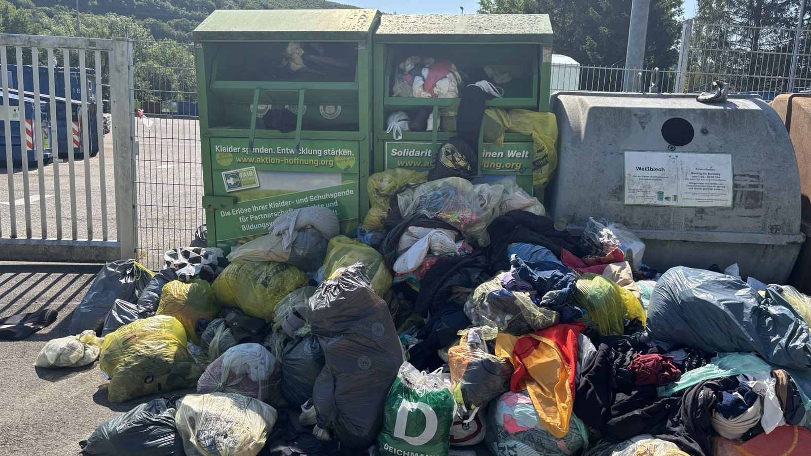 Viele Altkleider-Container in Baden-Württemberg werden überschwemmt mit Müll und unbrauchbaren Billig-Kleidungsstücken.Foto: Aktion Hoffnung