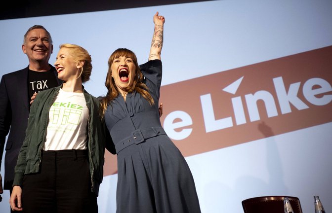 Gute Laune beim Wahlkampfauftakt: Die Linken-Bundesvorsitzenden Jan van Aken und Ines Schwerdtner mit Spitzenkandidatin Heidi Reichinnek (von links).<span class='image-autor'>Foto: IPON/IMAGO</span>