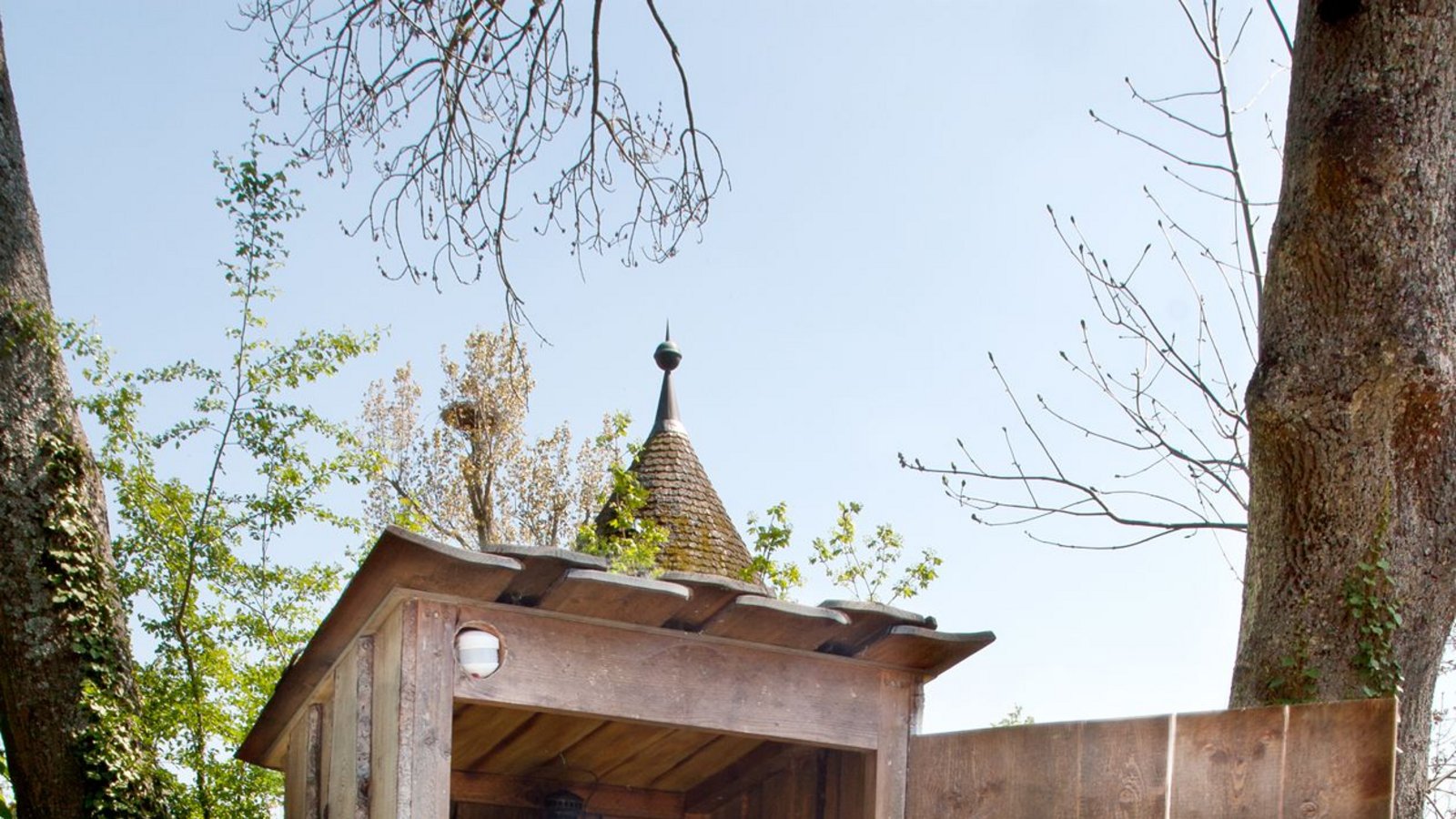 „Das lustige Klohäusle“: Die Puppe, die auf der Toilette sitzt, spuckt die Besucher an, sobald sich die Tür öffnet.Foto: Erlebnispark Tripsdrill „Das lustige Klohäusle“: Die Puppe, die auf der Toilette sitzt, spuckt die Besucher an, sobald sich die Tür öffnet.Foto: Erlebnispark Tripsdrill