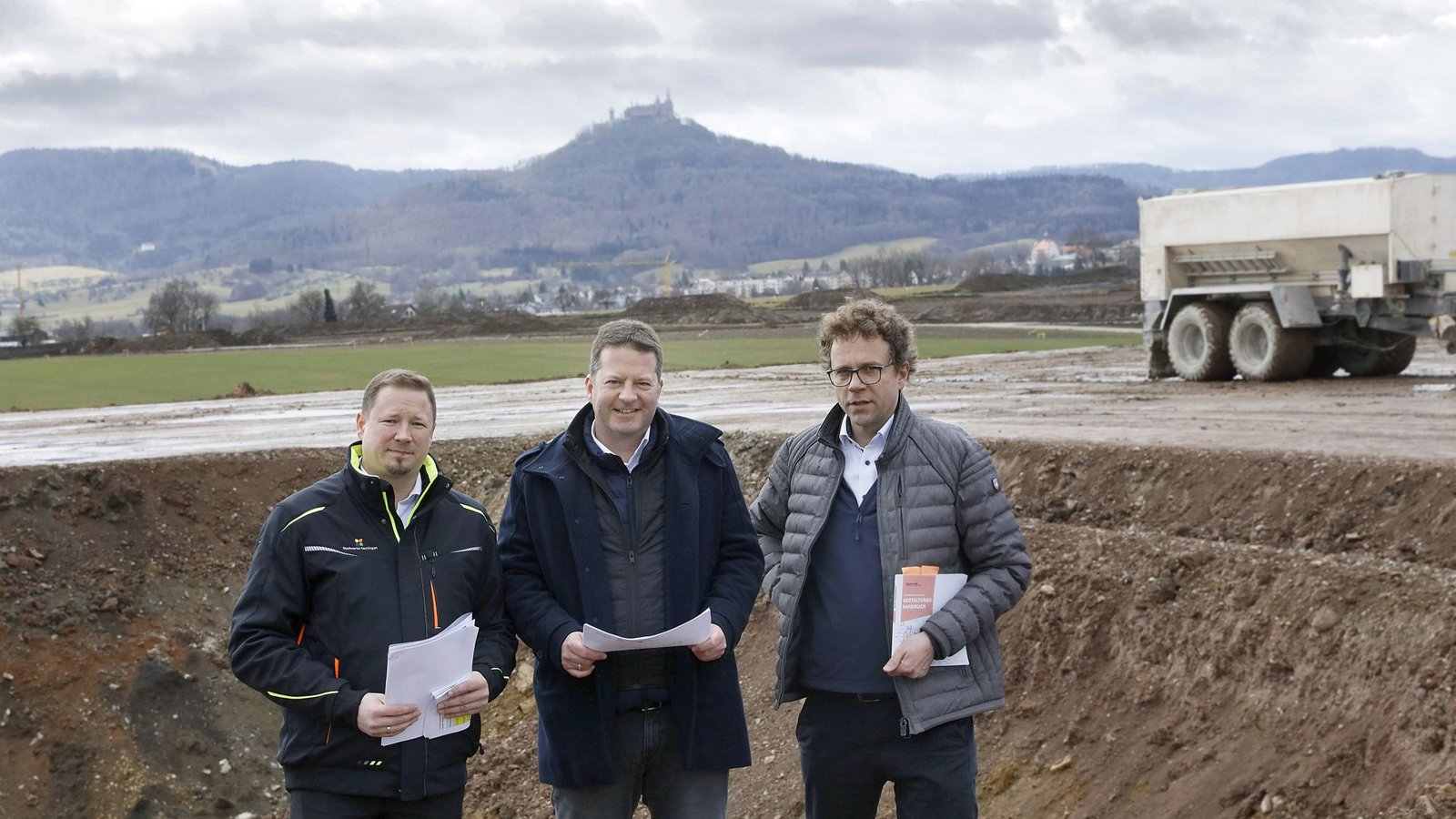 Auf dem künftigen Energiehügel: Markus Friesenbichler mit dem Bürgermeister Philipp Hahn und Michael Werner, verantwortlich für Bau und Technik bei der Stadt (v. l.). Im unmittelbaren Hintergrund das Speicherbecken, am Horizont die Burg Hohenzollern.Foto: Horst Haas