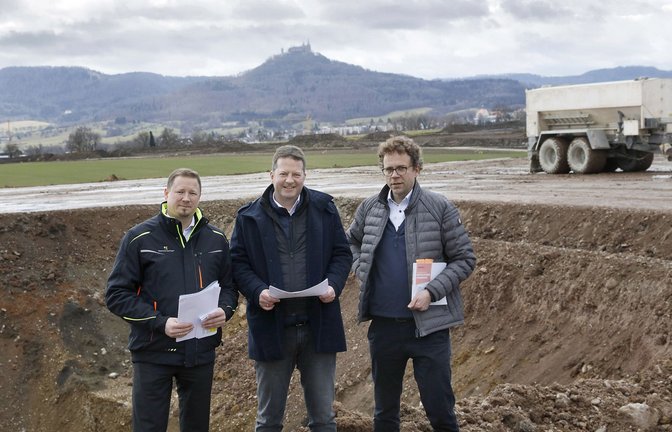 Auf dem künftigen Energiehügel: Markus Friesenbichler mit dem Bürgermeister Philipp Hahn und Michael Werner, verantwortlich für Bau und Technik bei der Stadt (v. l.). Im unmittelbaren Hintergrund das Speicherbecken, am Horizont die Burg Hohenzollern.<span class='image-autor'>Foto: Horst Haas</span>
