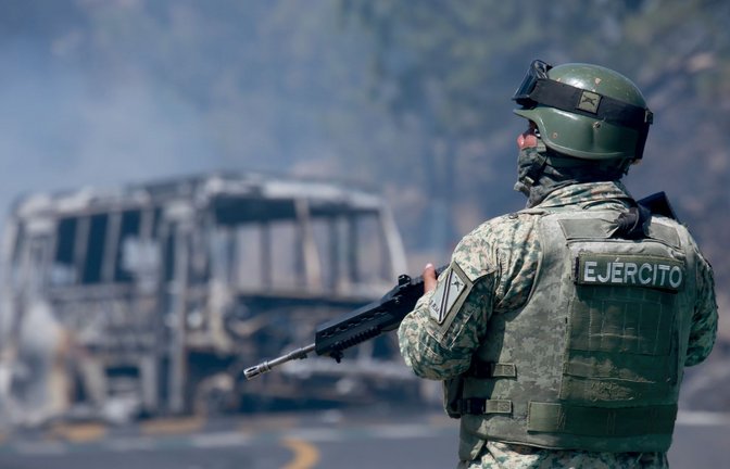 Soldat im Bundesstaat   Michoacán, wo „El Mencho“ getötet wurde<span class='image-autor'>Foto: dpa/Armando Solis</span>