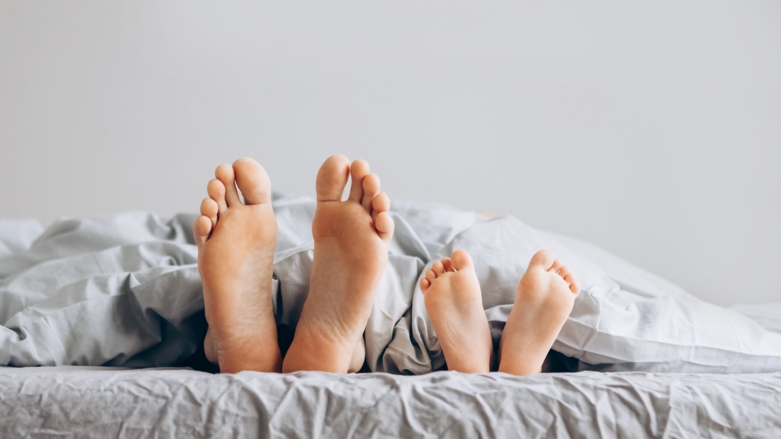 Wie schnell Kinderfüße in welchem Alter wachsen, haben wir in diesem Artikel für Sie zusammengefasst.Foto: Olga Danylenko / Shutterstock.com