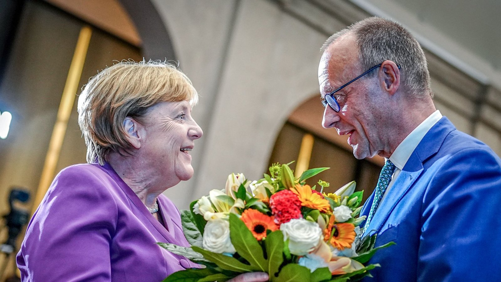 CDU-Chef Friedrich Merz überreicht Angela Merkel im September dieses Jahres nachträglich Blumen zum 70. Geburtstag.Foto: dpa/Kay Nietfeld