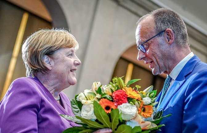CDU-Chef Friedrich Merz überreicht Angela Merkel im September dieses Jahres nachträglich Blumen zum 70. Geburtstag.<span class='image-autor'>Foto: dpa/Kay Nietfeld</span>