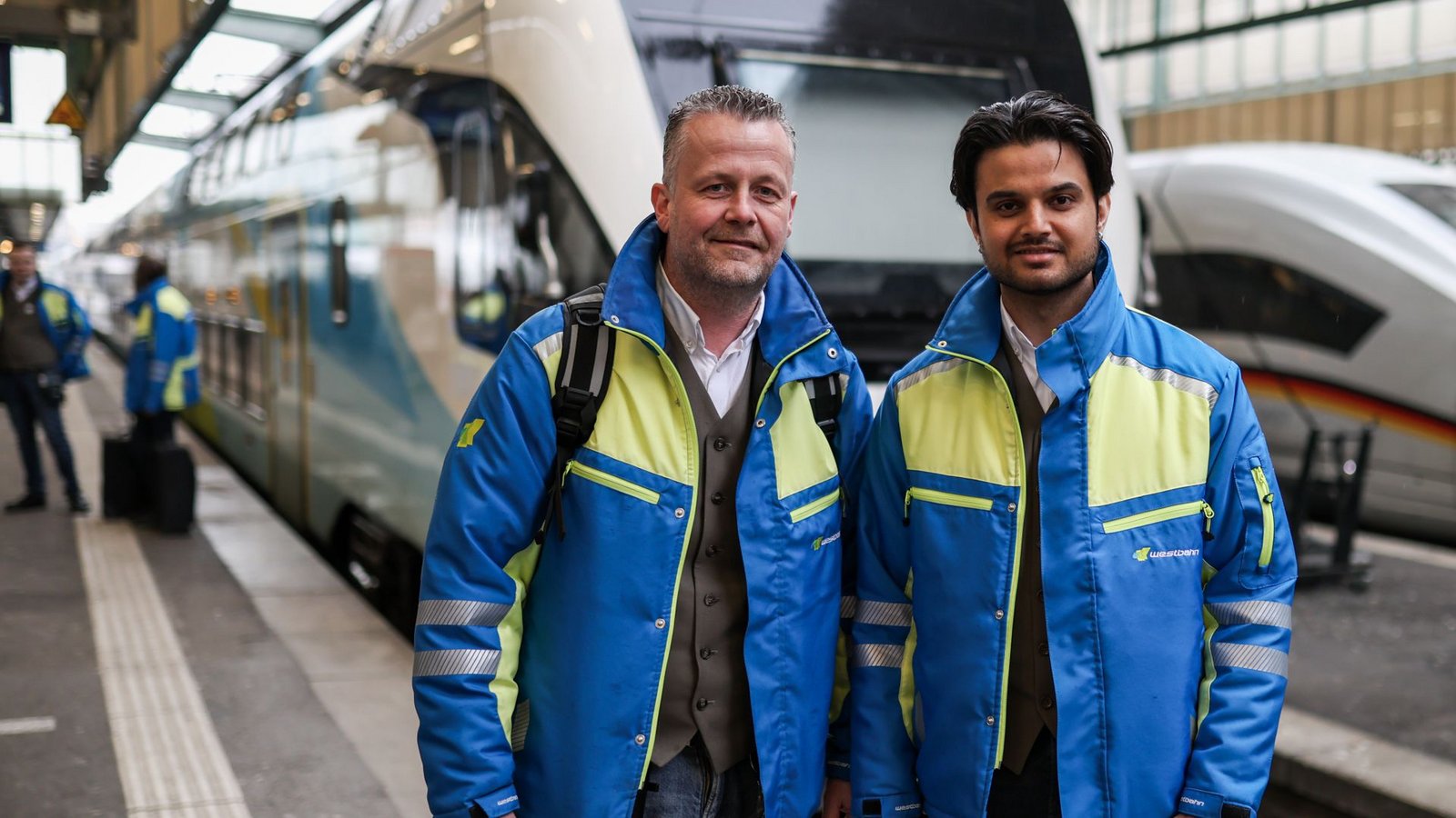 Lars Köppen (l.) und Navdeep Singh gehen für die österreichische Westbahn von Stuttgart aus beruflich auf Reisen.Foto: Lichtgut/Christoph Schmidt Lars Köppen (l.) und Navdeep Singh gehen für die österreichische Westbahn von Stuttgart aus beruflich auf Reisen.Foto: Lichtgut/Christoph Schmidt