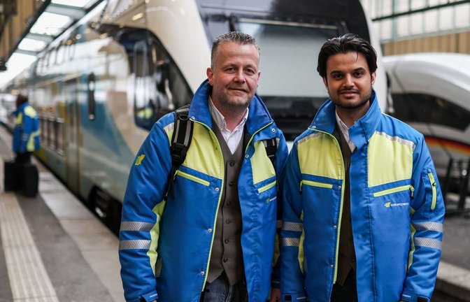 Lars Köppen (l.) und Navdeep Singh gehen für die österreichische Westbahn von Stuttgart aus beruflich auf Reisen.<span class='image-autor'>Foto: Lichtgut/Christoph Schmidt</span>