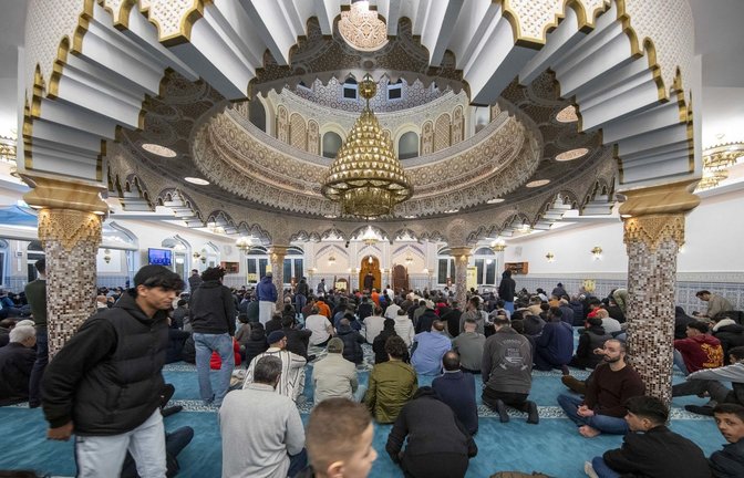 Muslime beim Gebet während des Ramadan.<span class='image-autor'>Foto: dpa/Helmut Fricke</span>
