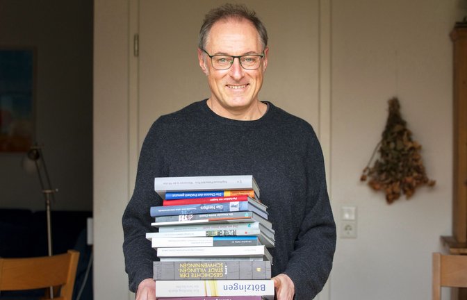 Seine gesammelten Werke kann Robert Neisen fast nicht mehr tragen. Im Laufe der Zeit sind viele Unternehmenschroniken, Sammelbandbeiträge und Monografien zusammengekommen.<span class='image-autor'>Foto: /Margrit Müller</span>
