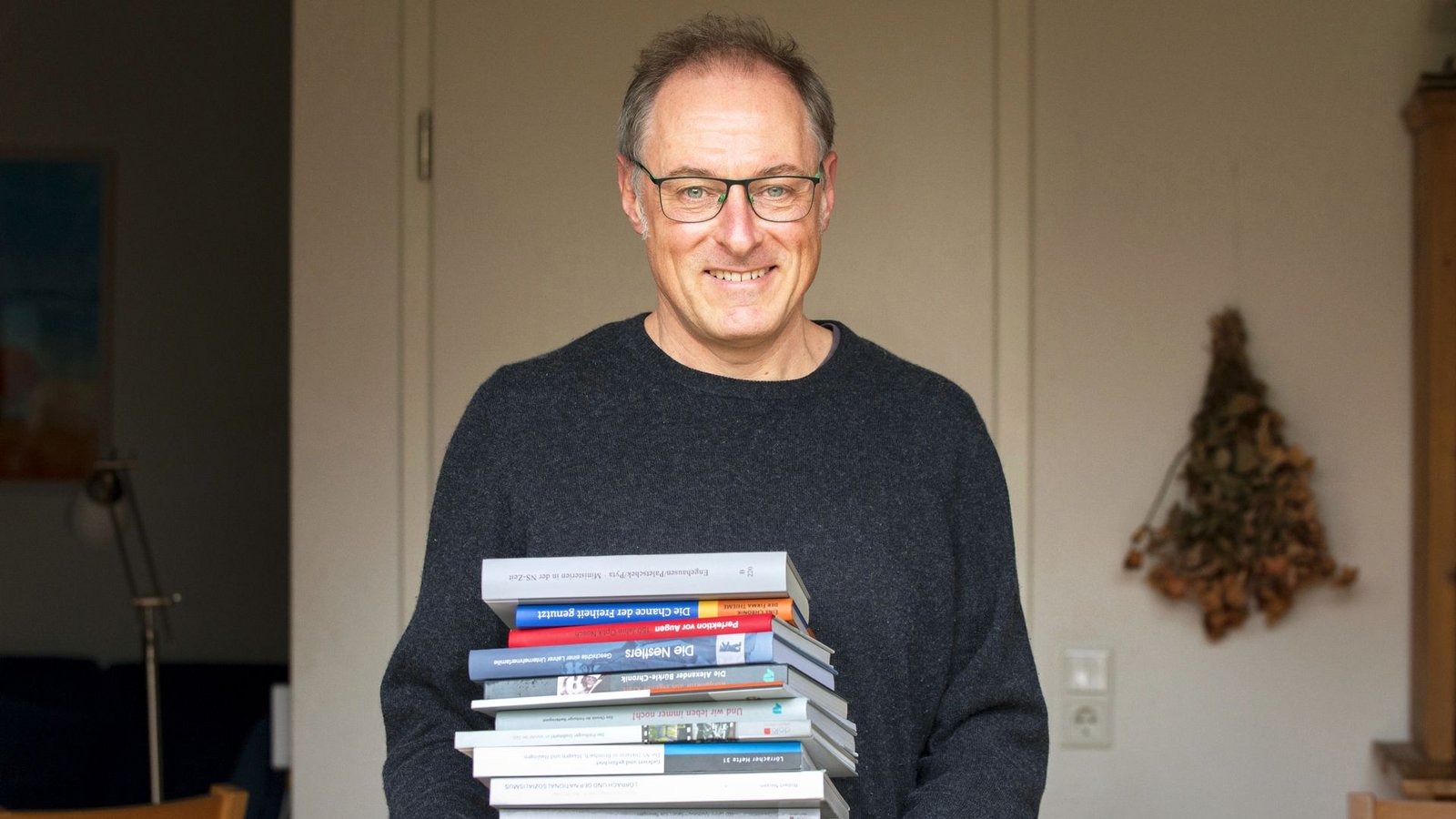 Seine gesammelten Werke kann Robert Neisen fast nicht mehr tragen. Im Laufe der Zeit sind viele Unternehmenschroniken, Sammelbandbeiträge und Monografien zusammengekommen.Foto: /Margrit Müller Seine gesammelten Werke kann Robert Neisen fast nicht mehr tragen. Im Laufe der Zeit sind viele Unternehmenschroniken, Sammelbandbeiträge und Monografien zusammengekommen.Foto: /Margrit Müller