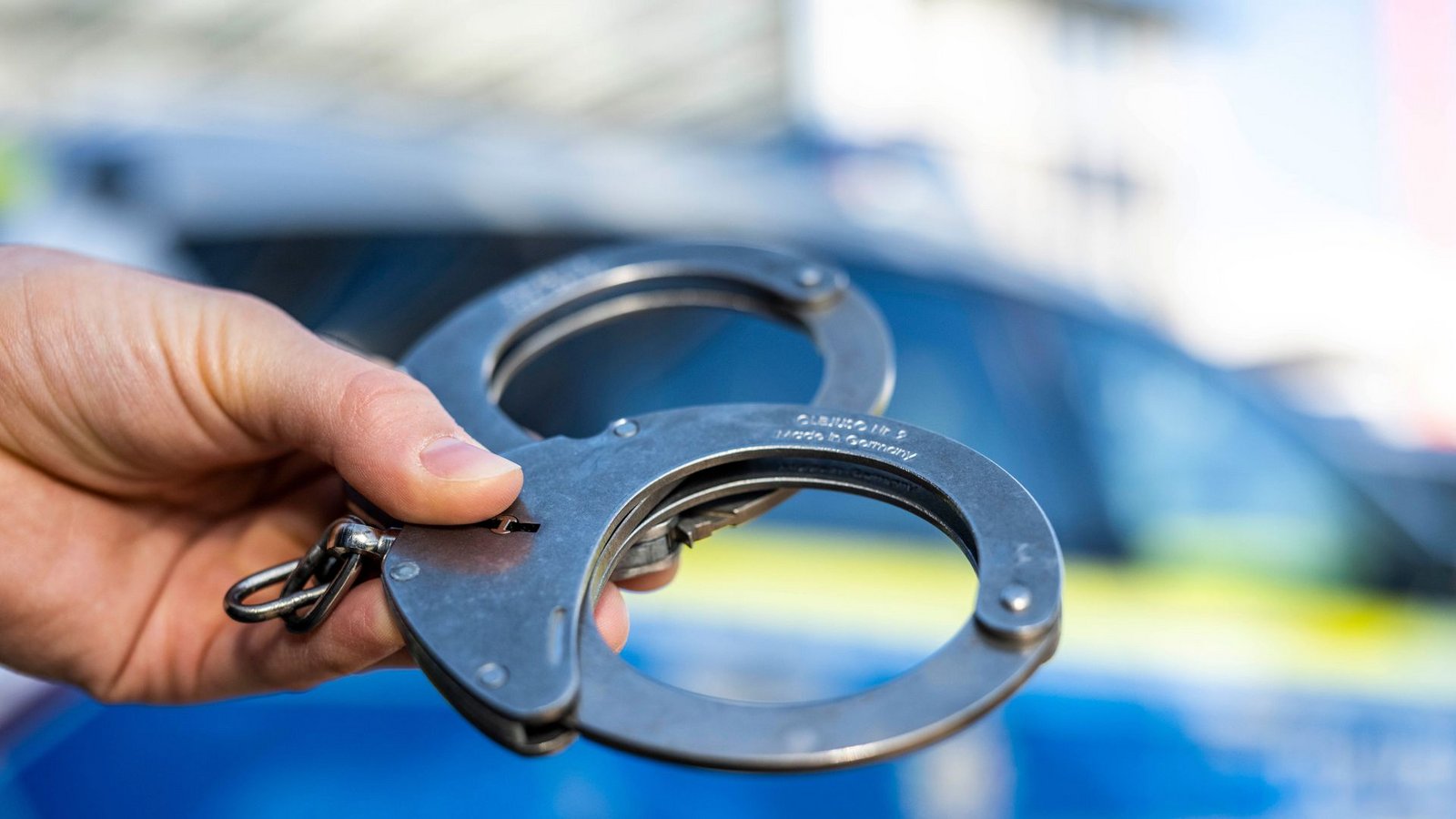 Bei einer Kontrolle wurde der Mann festgenommen. (Symbolbild)Foto: dpa/David Inderlied