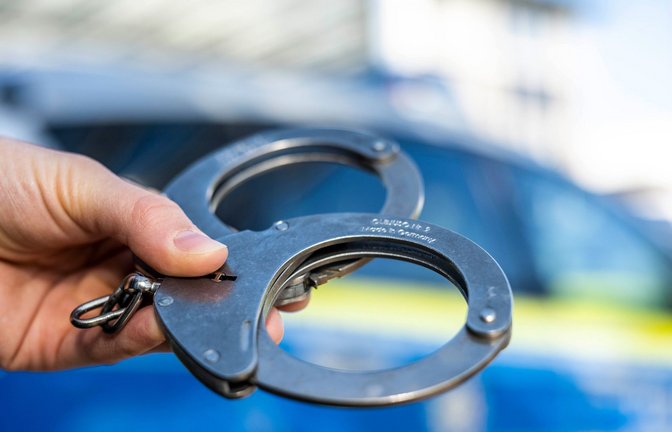 Bei einer Kontrolle wurde der Mann festgenommen. (Symbolbild)<span class='image-autor'>Foto: dpa/David Inderlied</span>