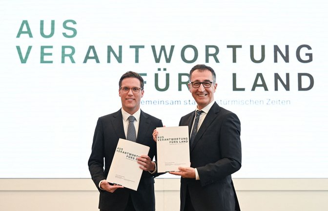 Der designierte Ministerpräsident Cem Özdemir von den Grünen (l.) präsentiert gemeinsam mit CDU-Landeschef Manuel Hagel den Koalitionsvertrag.<span class='image-autor'>Foto: Thomas Kienzle/AFP</span>