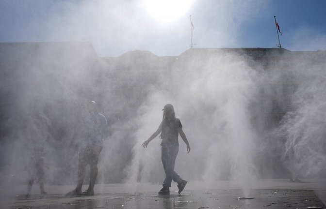 Wassernebel zur Abkühlung: Nicht nur in Hamburg ist jede Hitzepause willkommen.<span class='image-autor'>Foto: Marcus Brandt/dpa</span>