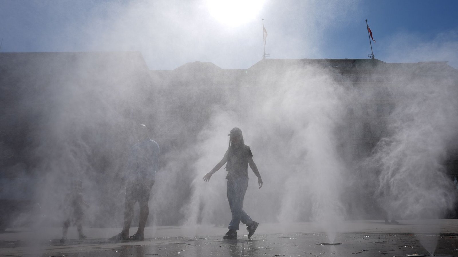 Wassernebel zur Abkühlung: Nicht nur in Hamburg ist jede Hitzepause willkommen.Foto: Marcus Brandt/dpa