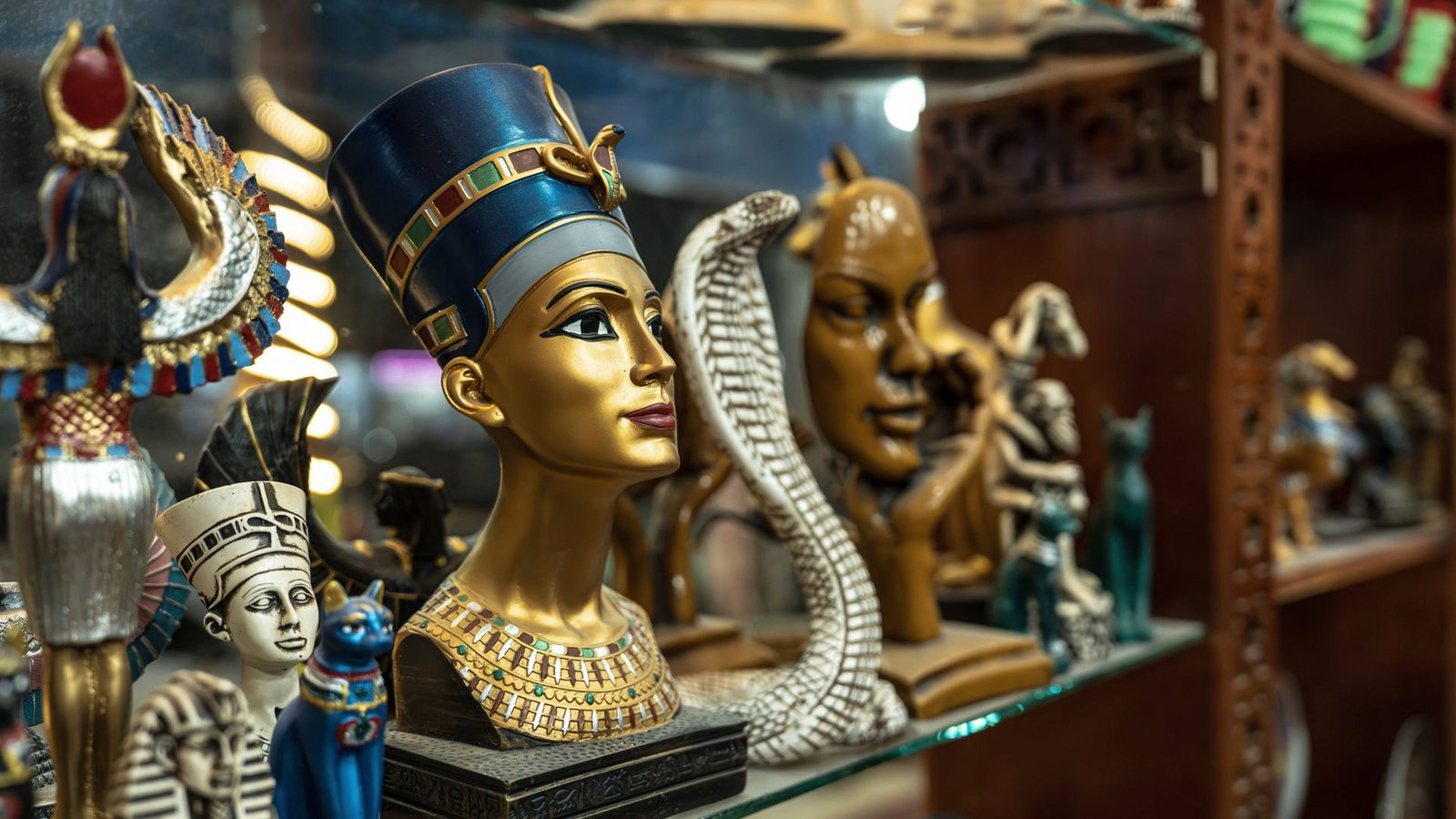 Schlangen-Souvenirs aus Ägypten.Foto: IMAGO/Filippo Carlot