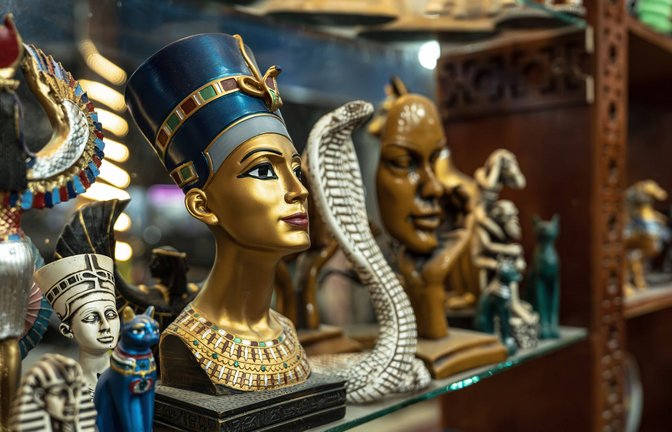 Schlangen-Souvenirs aus Ägypten.<span class='image-autor'>Foto: IMAGO/Filippo Carlot</span>