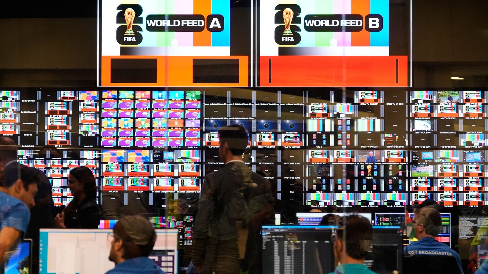 Arbeiter sind im Hauptkontrollraum in Dallas während der Eröffnungsfeier des International Broadcast Center für die Fußball-WM zu sehen.Foto: Tony Gutierrez/AP/dpa
