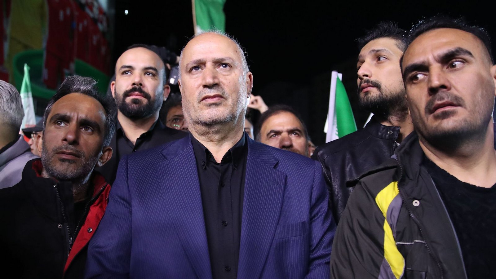 Der Präsident des iranischen Fußballverbands, Mehdi Tadsch (M), ist auf dem Weg zum FIFA-Konress bei der Einreise nach Kanada abgeweisen worden (Archivfoto).Foto: Saeid Zareian/dpa/Saeid Zareian