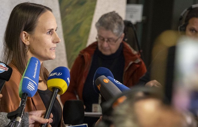 Auch Berufsalltag: Staatsanwältin Stefani Ruben stellt sich zum Auftakt eines Gerichtsverfahrens den Fragen von Journalisten.<span class='image-autor'>Foto: Lichtgut/Julian Rettig</span>