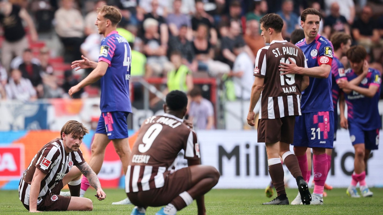Am Boden: Der FC St. Pauli nach dem 1:2 gegen Mainz 05.Foto: Christian Charisius/dpa