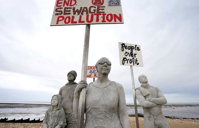 Mit der Kunstinstallation "Sirens of Sewage" von Jason DeCaires Taylor sollen Menschen gewürdigt werden, die sich für den Schutz der Gewässer und der Meeresökologie einsetzen.<span class='image-autor'>Foto: Gareth Fuller/Press Association/dpa</span>