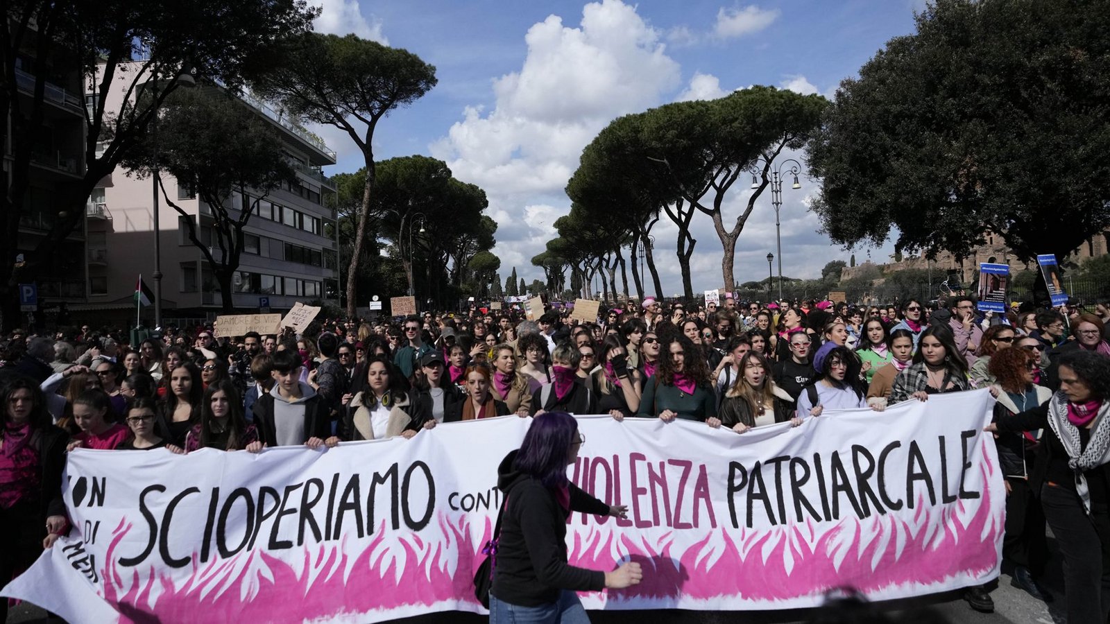 Der Demonstrationszug in Rom (Italien) trägt ein Transparent mit der Aufschrift „Wir streiken gegen patriarchalische Gewalt“.Foto: dpa/Alessandra Tarantino Der Demonstrationszug in Rom (Italien) trägt ein Transparent mit der Aufschrift „Wir streiken gegen patriarchalische Gewalt“.Foto: dpa/Alessandra Tarantino