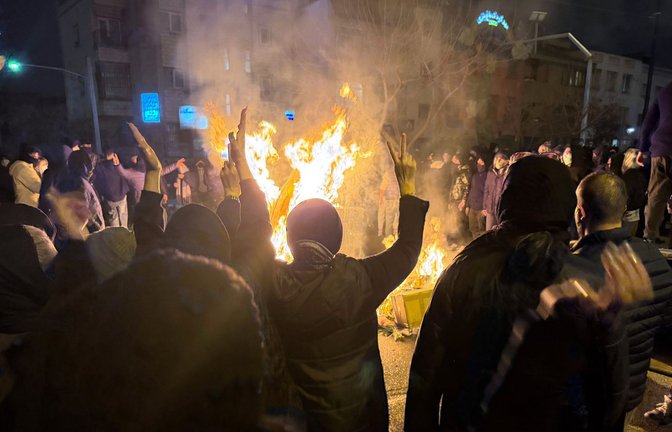 Dieses am 09. Januar aufgenommene und am 13. Januar via AP zur Verfügung gestellte Foto soll Iraner bei einem Protest gegen die Regierung in Teheran zeigen.<span class='image-autor'>Foto: picture alliance/dpa/UGC/AP</span>
