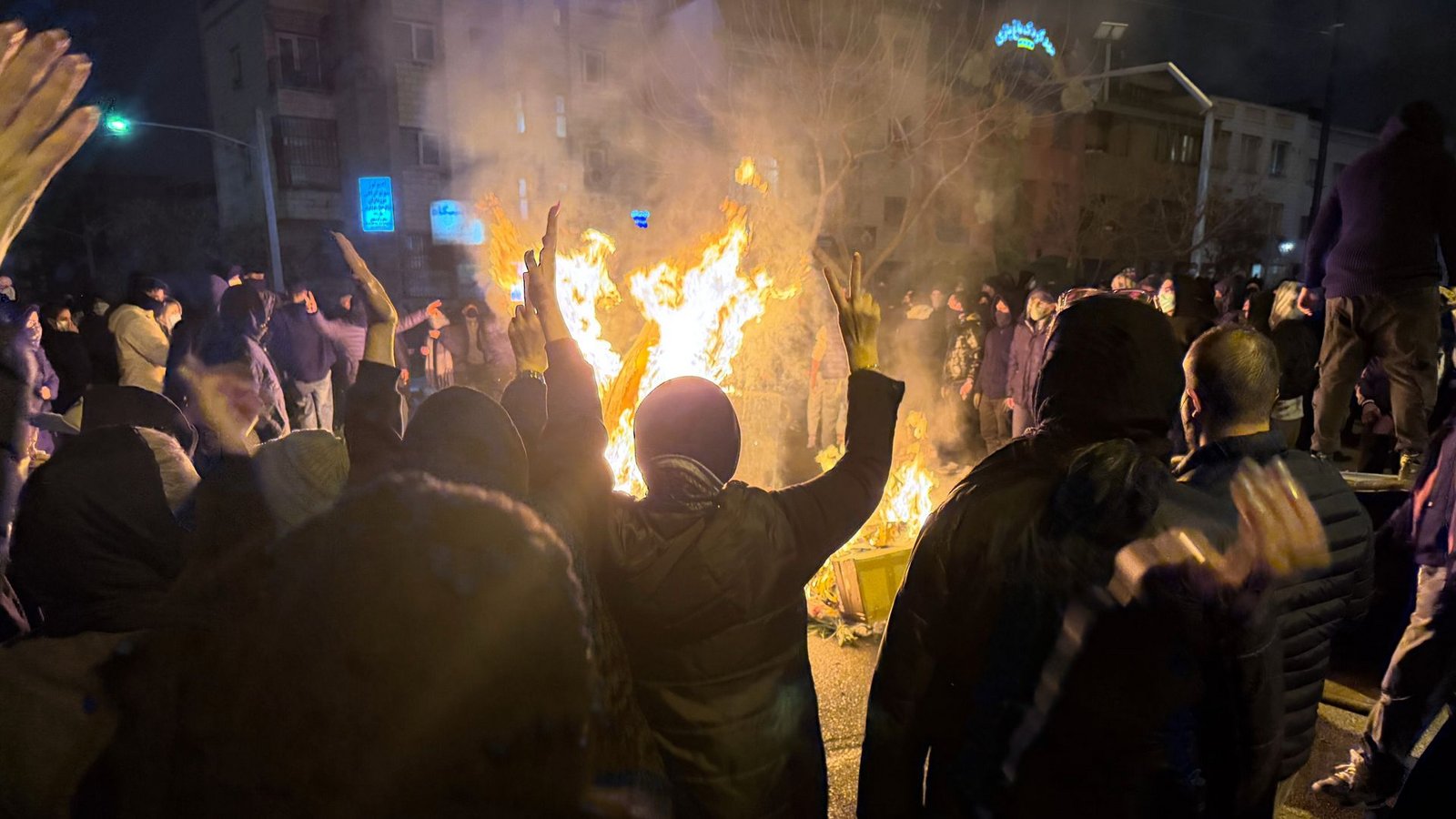 Dieses am 09. Januar aufgenommene und am 13. Januar via AP zur Verfügung gestellte Foto soll Iraner bei einem Protest gegen die Regierung in Teheran zeigen.Foto: picture alliance/dpa/UGC/AP