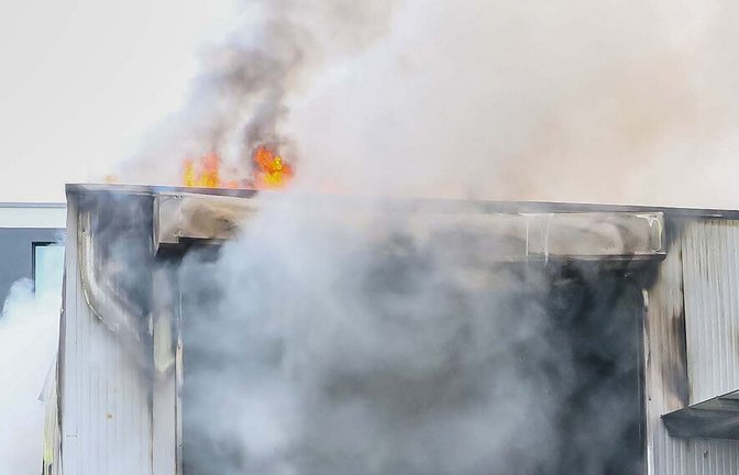 Drei Stunden dauerte der Feuerwehreinsatz an. Die Flammen griffen  auch auf das Dach der Halle über.<span class='image-autor'>Foto: KS-Images.de/Karsten Schmalz</span>