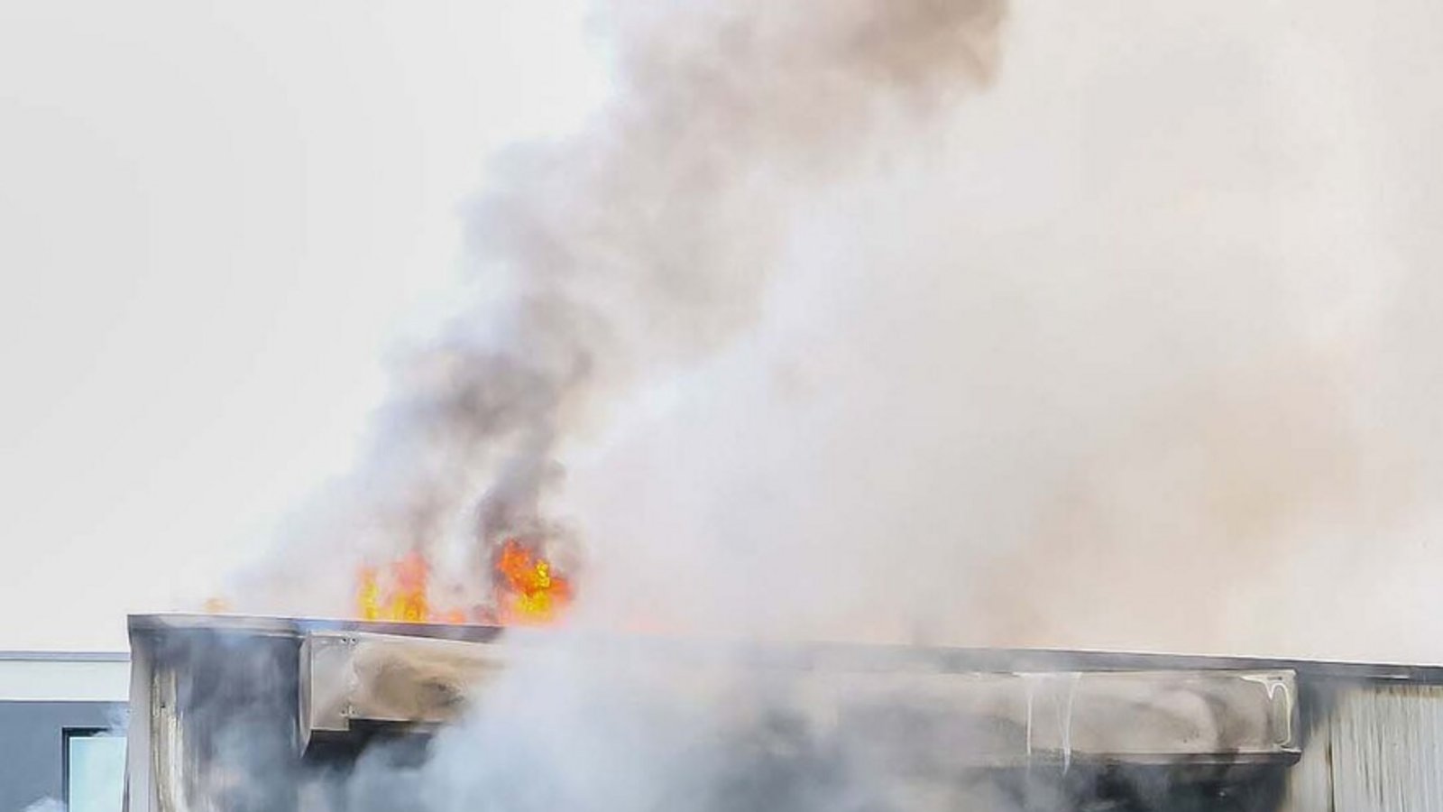 Drei Stunden dauerte der Feuerwehreinsatz an. Die Flammen griffen auch auf das Dach der Halle über.Foto: KS-Images.de/Karsten Schmalz Drei Stunden dauerte der Feuerwehreinsatz an. Die Flammen griffen auch auf das Dach der Halle über.Foto: KS-Images.de/Karsten Schmalz