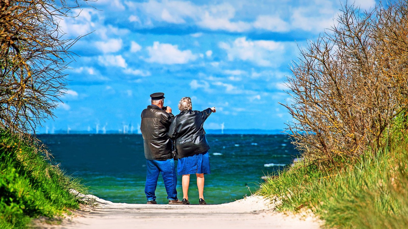 Die beiden tun etwas gegen mögliche Herz-Kreislauf-Erkrankungen: Sie tanken frische Luft und tauschen sich aus.Foto: dpa//Jens Büttner Die beiden tun etwas gegen mögliche Herz-Kreislauf-Erkrankungen: Sie tanken frische Luft und tauschen sich aus.Foto: dpa//Jens Büttner