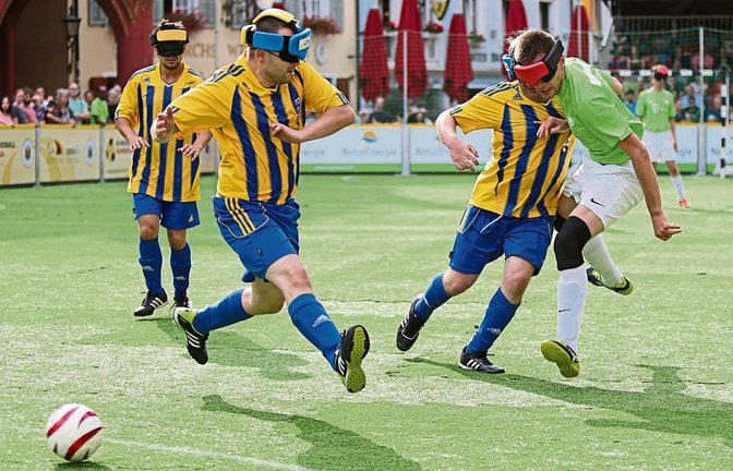Alexander Fangmann (rechts) vom MTV Stuttgart kämpft sich durch die Verteidigungslinie der Sportfreunde Blau-Gelb Marburg  Foto: Sepp-Herberger-Stiftung/Kobow