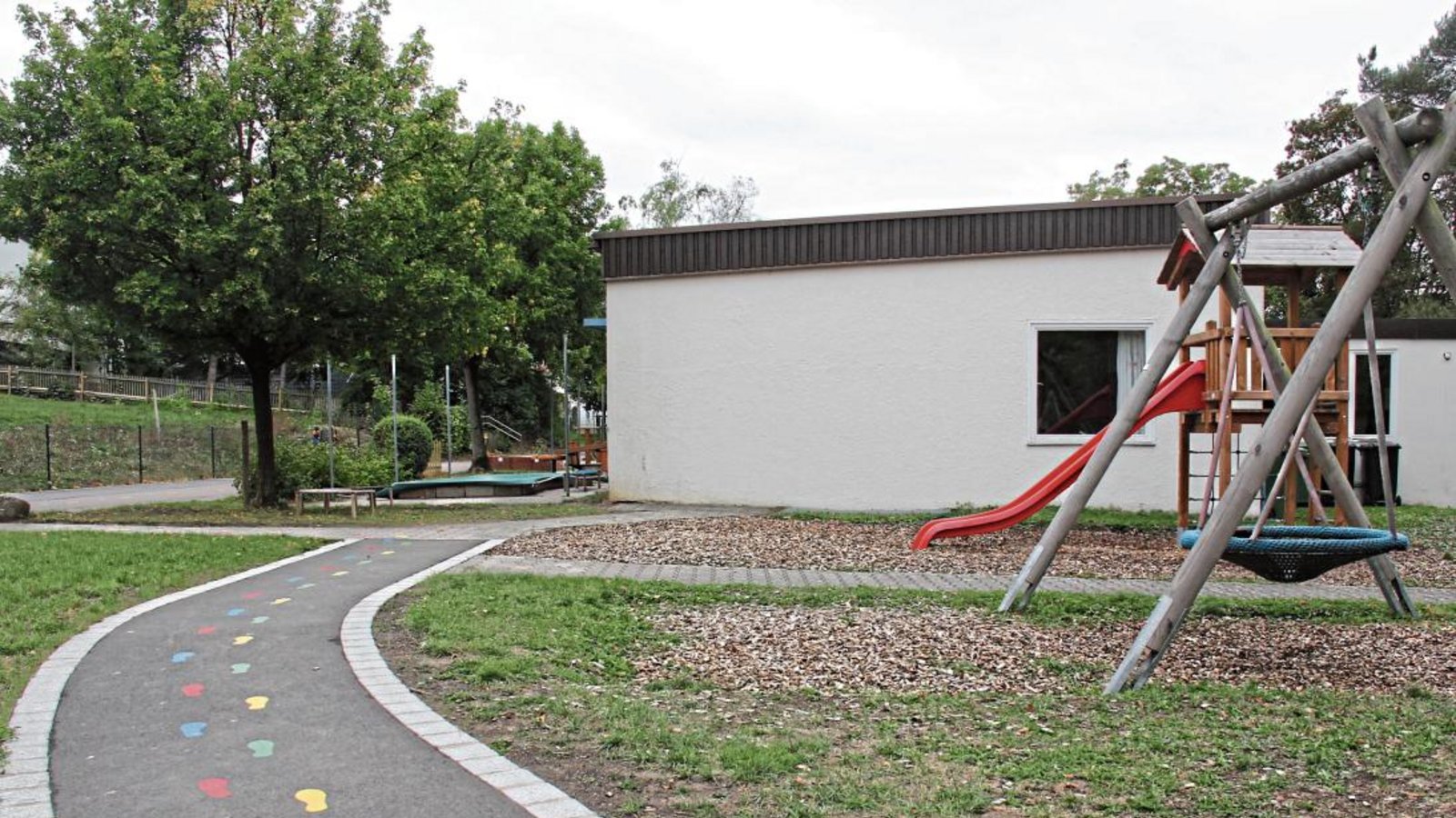Für gestern und heute sind im evangelischen Kindergarten auf dem Kies zwei Gruppen geschlossen. Am Wochenende war bekannt geworden, dass das Kind einer Erzieherin positiv auf Corona getestet wurde. Am Wochenende wollte die Frau sich testen lassen, allerdings ohne Erfolg. Foto: Rostek Für gestern und heute sind im evangelischen Kindergarten auf dem Kies zwei Gruppen geschlossen. Am Wochenende war bekannt geworden, dass das Kind einer Erzieherin positiv auf Corona getestet wurde. Am Wochenende wollte die Frau sich testen lassen, allerdings ohne Erfolg. Foto: Rostek