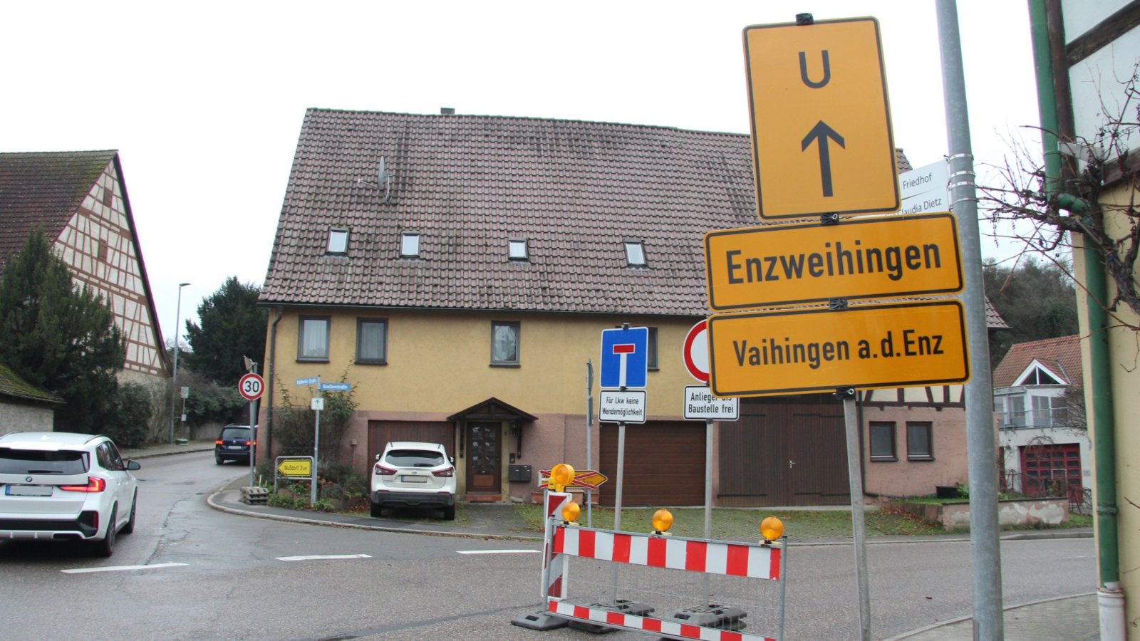 Voraussichtlich bis Oktober 2025 gesperrt: Der Landkreis Ludwigsburg hat am Montag mit der Sanierung und Verbreiterung der Kreisstraße 1688 zwischen Eberdingen und Riet begonnen. Das bedeutet für Autofahrer einen Umweg über Nussdorf.  Foto: Banholzer