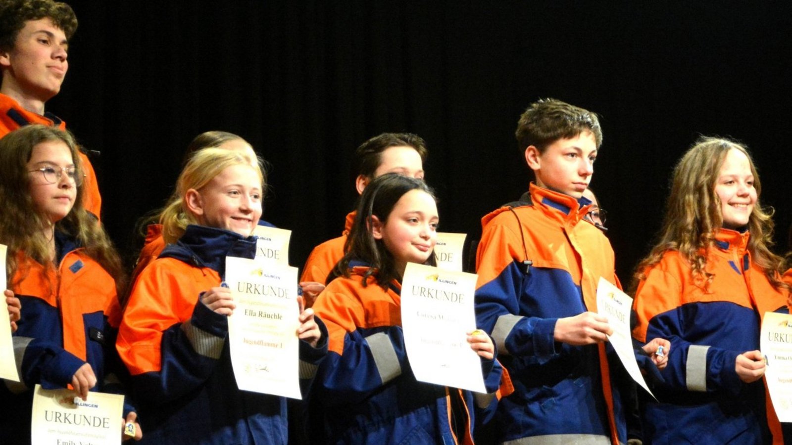 Die Mädchen und Jungen der Jugendfeuerwehr bekommen das Leistungsabzeichen Jugendflamme überreicht.
