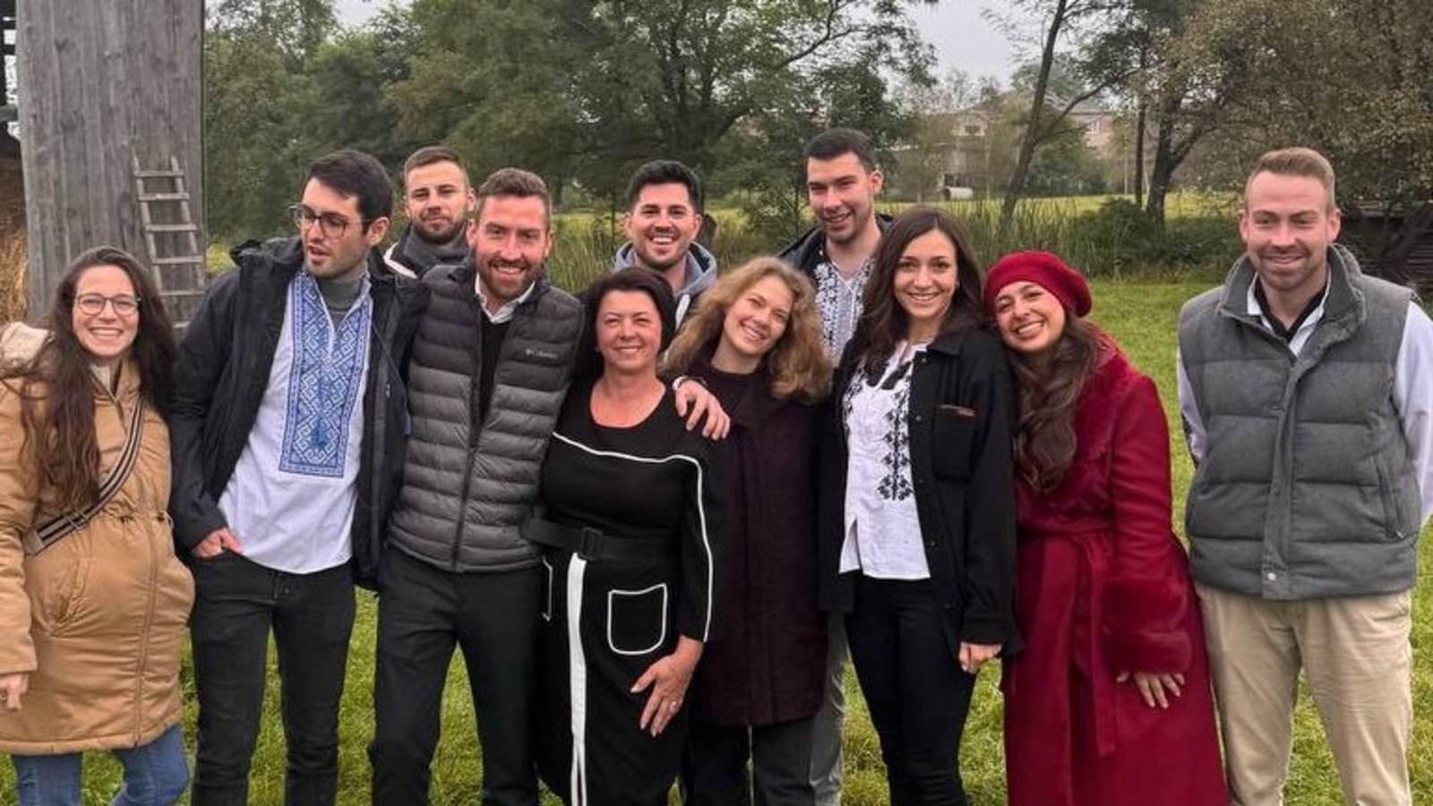 Die Reisegruppe aus Deutschland erkundet Kysorychi. Innas Mutter, Nataliia, steht in der Mitte.