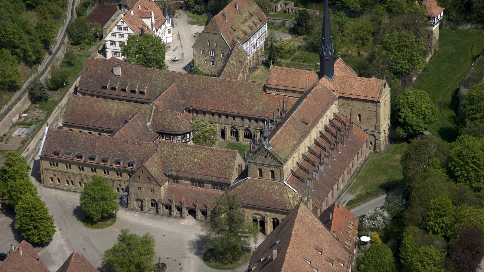 Als eines der wenigen historischen Momente im Land hatte das Kloster Maulbronn im vergangenen Jahr einen Besucherzuwachs um fast 30 Prozent zu verzeichnen, während landesweit die Zahlen um 4,7 Prozent zurückgingen. Foto: SSG Als eines der wenigen historischen Momente im Land hatte das Kloster Maulbronn im vergangenen Jahr einen Besucherzuwachs um fast 30 Prozent zu verzeichnen, während landesweit die Zahlen um 4,7 Prozent zurückgingen. Foto: SSG