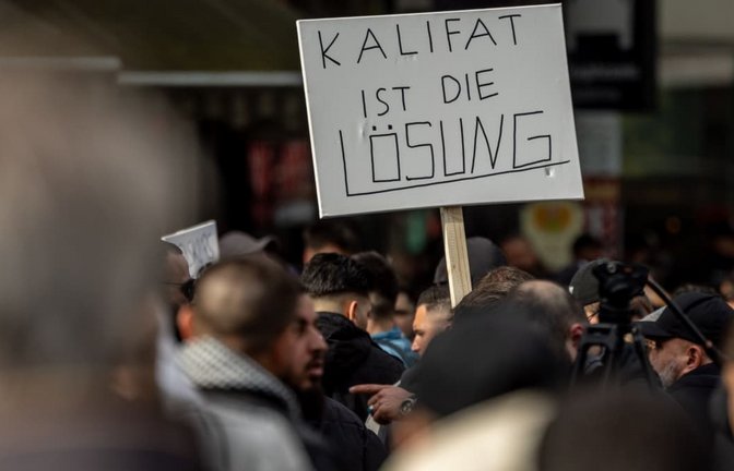 Forderung nach einem Kalifat: Viele in Deutschland agierende Organisationen haben Verbindungen zur Muslimbruderschaft.<span class='image-autor'>Axel Heimken/dpa</span>