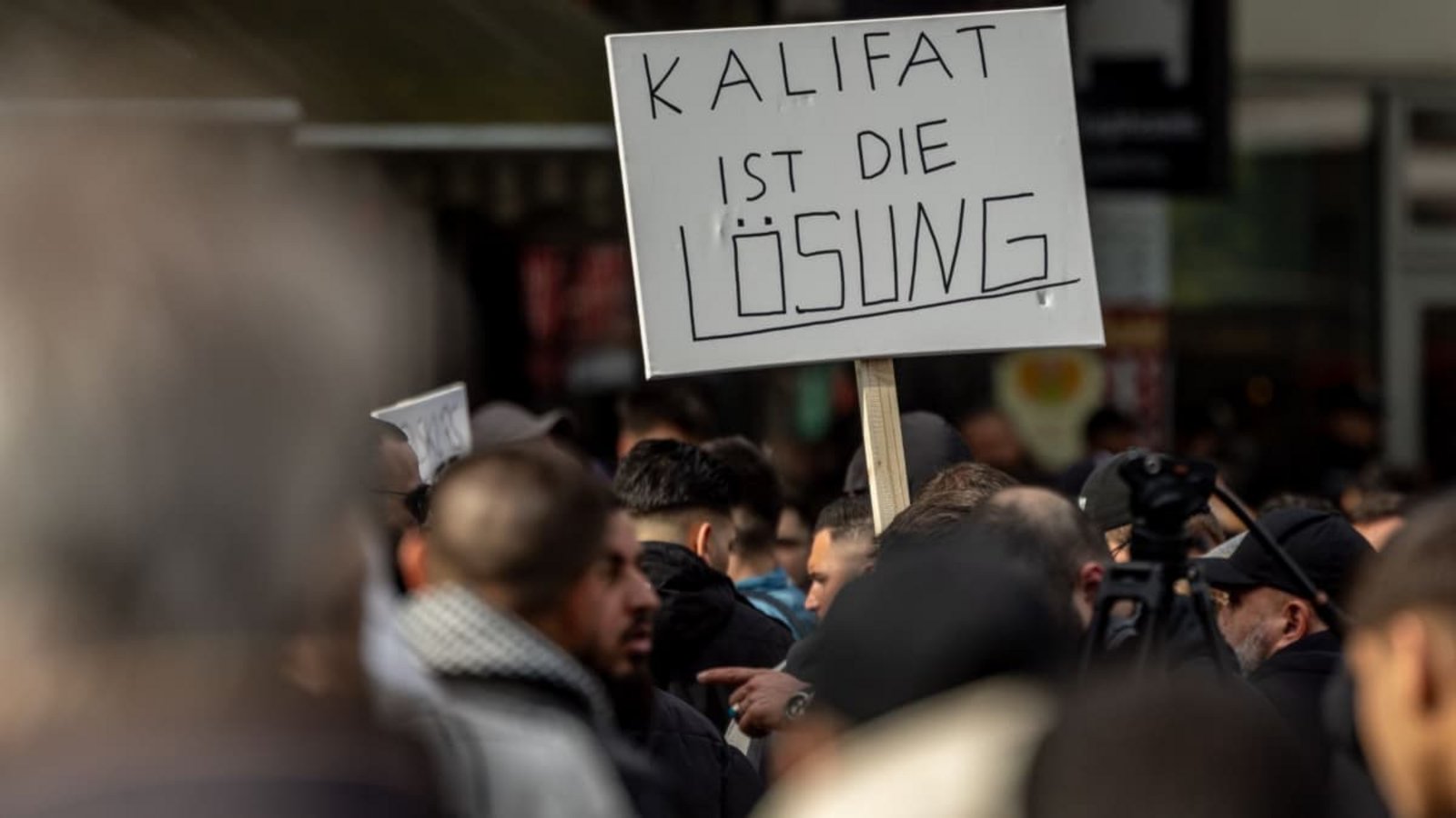 Forderung nach einem Kalifat: Viele in Deutschland agierende Organisationen haben Verbindungen zur Muslimbruderschaft.Axel Heimken/dpa Forderung nach einem Kalifat: Viele in Deutschland agierende Organisationen haben Verbindungen zur Muslimbruderschaft.Axel Heimken/dpa