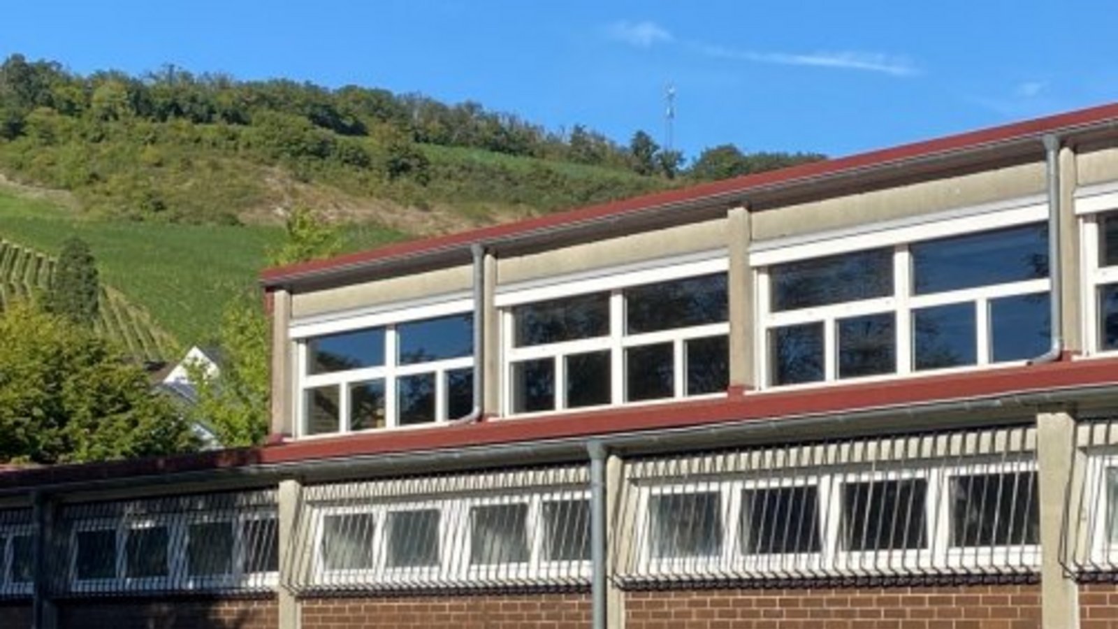 Für einen besseren Schutz vor Verletzungen: Die Schützinger Sporthalle bekommt eine neue Prallwand. Foto: Stahlfeld Für einen besseren Schutz vor Verletzungen: Die Schützinger Sporthalle bekommt eine neue Prallwand. Foto: Stahlfeld