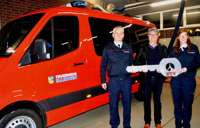 Die offizielle Schlüsselübergabe mit Kommandant Martin Beller (links), Bürgermeister Armin Pioch und Abteilungskommandantin Mareike Schmidt.  <span class='image-autor'>Foto: Stahlfeld</span>