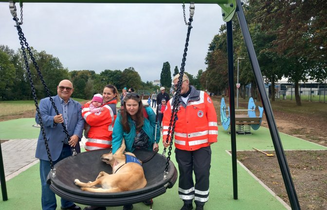 Die Behindertenbeauftragte Claudia Lychacz und ihr Hund Rover sind vom neuen Inklusionsspielplatz sichtlich begeistert. Auch zur Freude von Bürgermeister Jürgen Scholz.  <span class='image-autor'>Foto: Glemser</span>