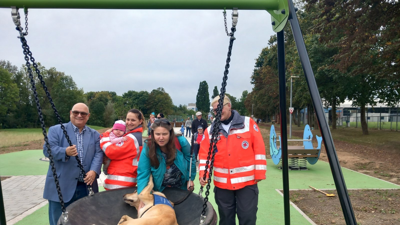 Die Behindertenbeauftragte Claudia Lychacz und ihr Hund Rover sind vom neuen Inklusionsspielplatz sichtlich begeistert. Auch zur Freude von Bürgermeister Jürgen Scholz.  Foto: Glemser