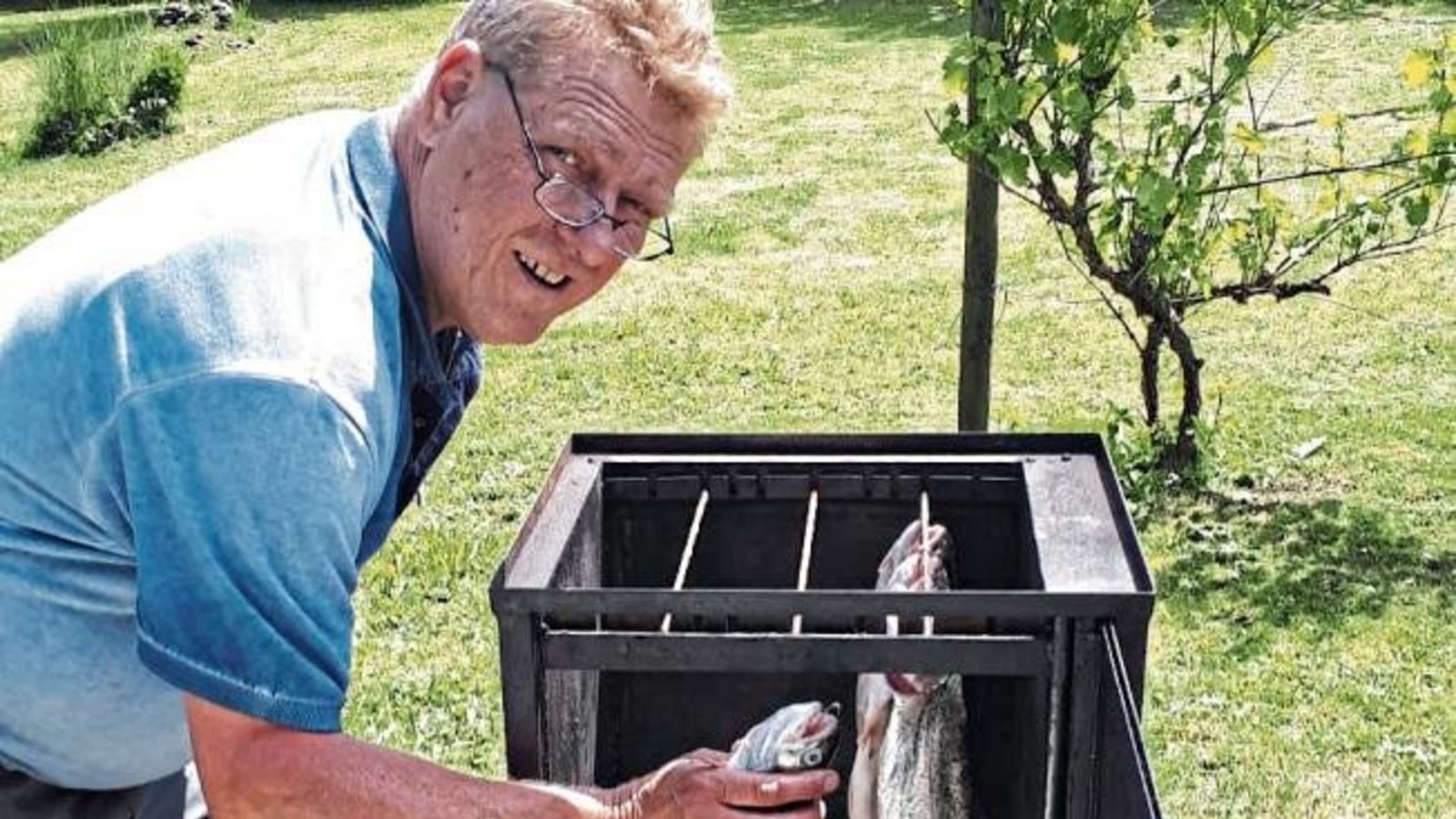Corona-Freizeitaktivität: Forellen angeln und räuchern. Hier Walter Timme aus Enzweihingen. Foto: Blessing