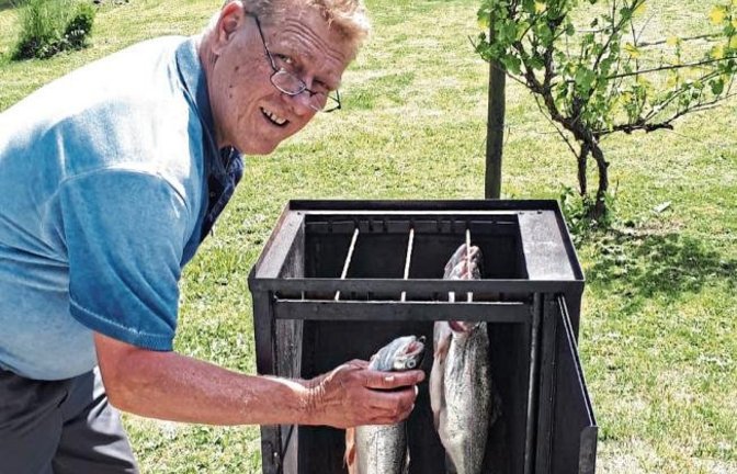 Corona-Freizeitaktivität: Forellen angeln und räuchern. Hier Walter Timme aus Enzweihingen. Foto: Blessing