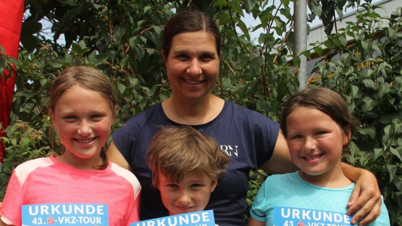 Sportliche Familie: Selbst die Hitze hat Janne, Magnus und Noemi Bauer mit Mama Regina nicht vom Mitradeln abgehalten (von links).