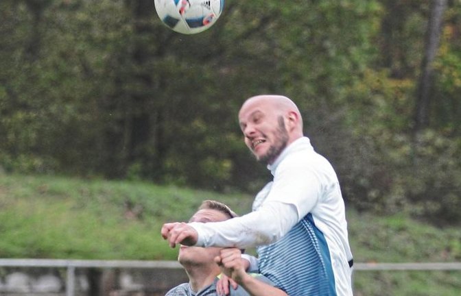 Marcel Scholz hat Etienne Wittich von der SGM Hohenhaslach/Freudental gerade so noch eingeholt und köpft den Ball kurz vor der eigenen Strafraumgrenze zur Ecke. Schiedsrichter Sascha Wirth hat das Einsteigen des Häfnerhaslacher Innenverteidiger als Verhin